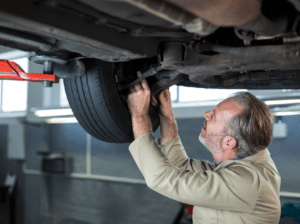 Piepende of knarsende remmen wat betekent dat geluid