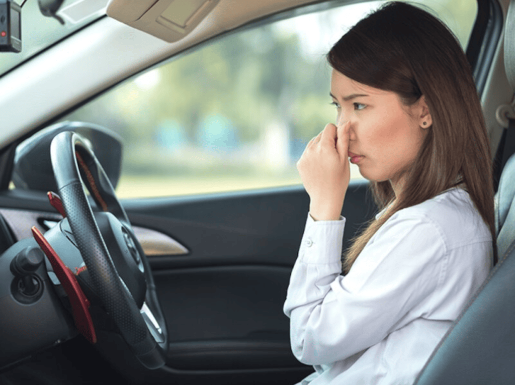 Wat betekent die vreemde geur in je auto