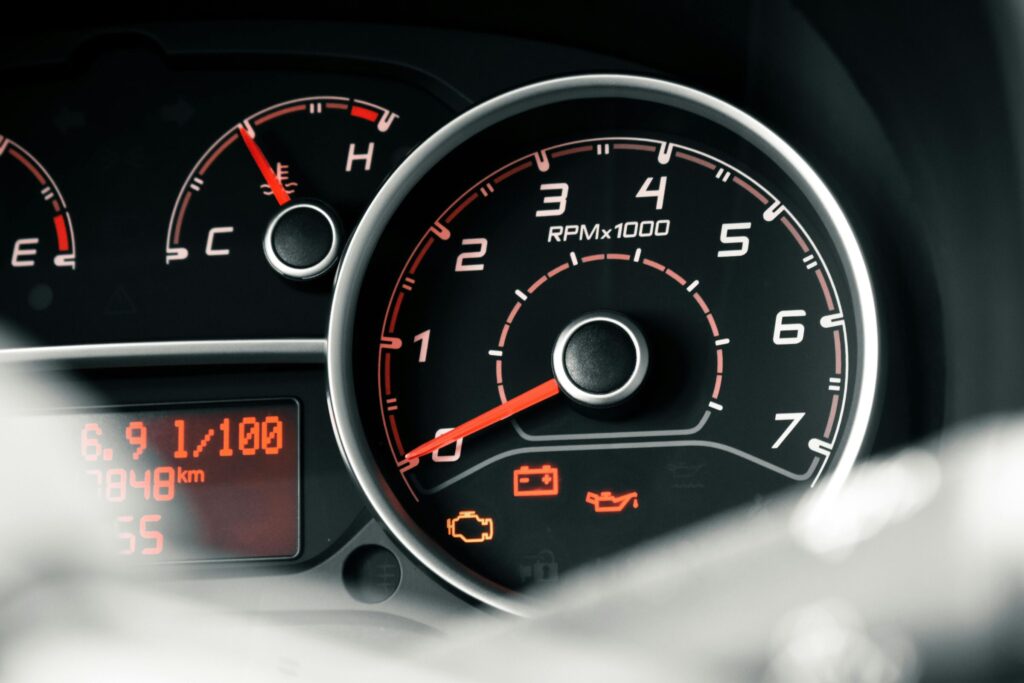 Is doorrijden met een brandend motorlampje gevaarlijk?